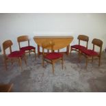 A CIRCULAR TEAK DROP LEAF TABLE AND FIVE CHAIRS, D. 139 CM