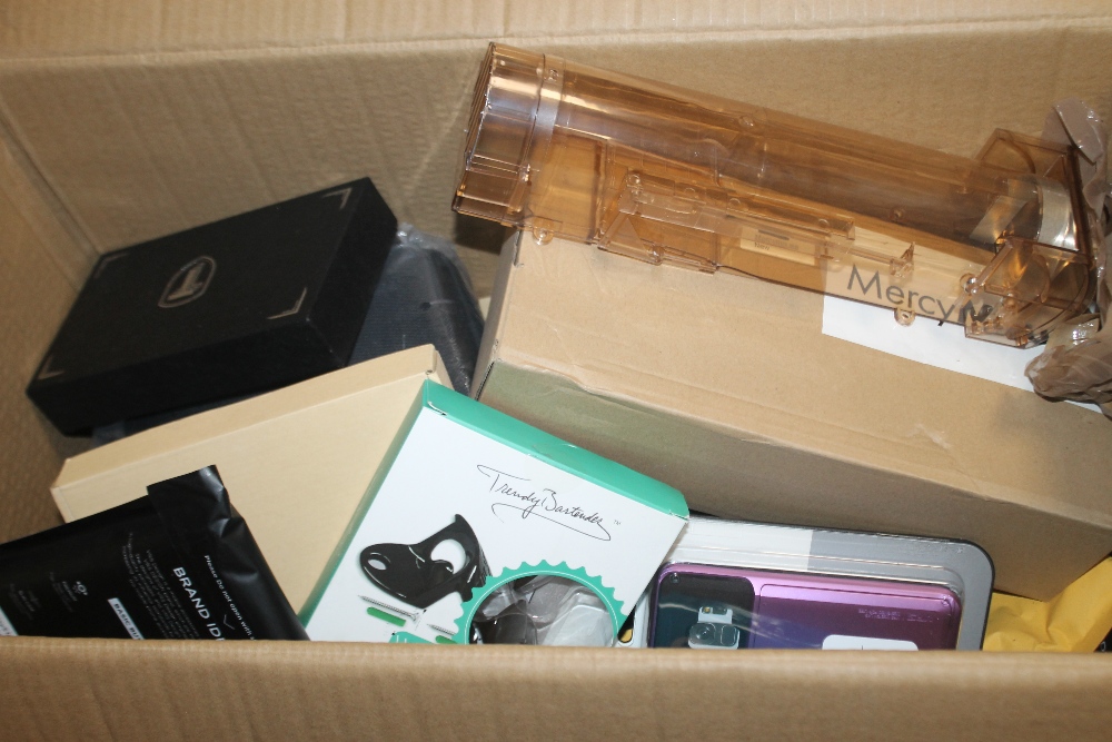 THREE BOXES OF ASSORTED NEW ITEMS TO INCLUDE MOUSE TRAPS, SCREEN PROTECTORS, PHONE CASES ETC. - Image 3 of 3