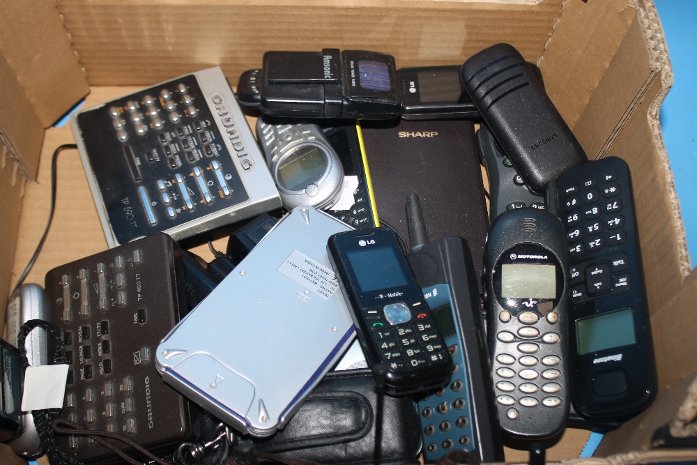 A QUANTITY OF VINTAGE AND OTHER MOBILE PHONES - Image 3 of 3