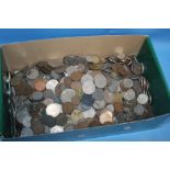 A QUANTITY OF MAINLY BRITISH COINAGE TO INCLUDE 50P PIECES ETC.