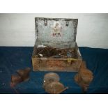 A WW2 AMMUNITION BOX AND CONTENTS TO INCLUDE TWO ENGINEERS VICE'S AND HAND GRINDER