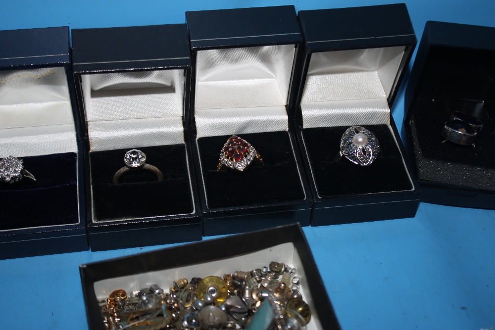A LARGE QUANTITY OF COSTUME JEWELLERY TO INCLUDE DRESS RINGS - Image 4 of 6