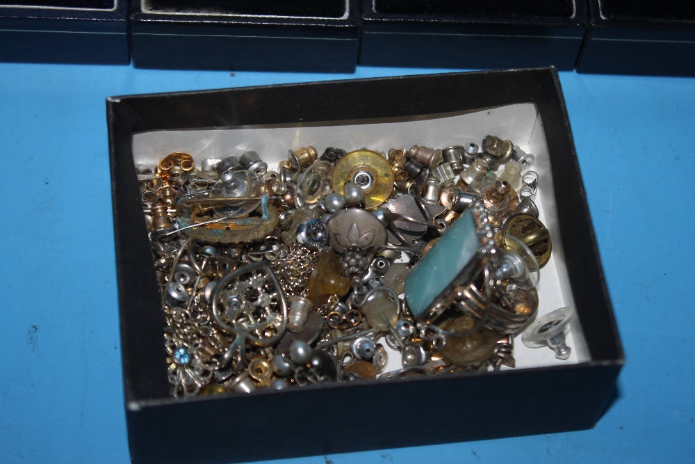 A LARGE QUANTITY OF COSTUME JEWELLERY TO INCLUDE DRESS RINGS - Image 5 of 6