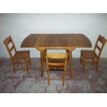 A DROP LEAF KITCHEN / DINING TABLE AND THREE OAK CHAIRS, L 130 CM