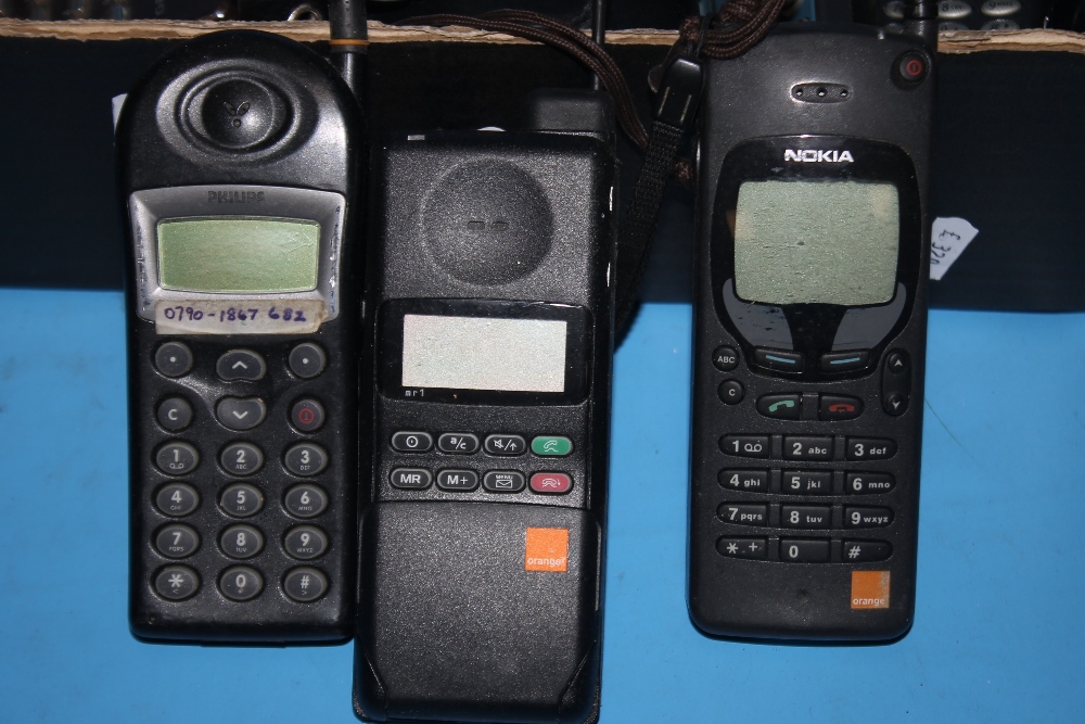 A QUANTITY OF VINTAGE AND OTHER MOBILE PHONES - Image 2 of 3