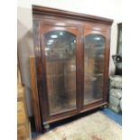 A LARGE ANTIQUE MAHOGANY GLAZED BOOKCASE WITH 4 WOODEN SHELVES H-182 CM W-130 CM