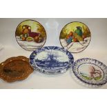 FIVE DECORATIVE CERAMIC PLATES TO INCLUDE HAND PAINTED EXAMPLES