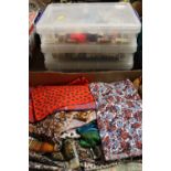 A COLLECTION OF VINTAGE AND MODERN SEWING / CRAFTING ITEMS TOGETHER WITH A QUANTITY OF FABRIC /