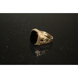 A HALLMARKED 9CT GOLD ONYX SET SIGNET RING, SIZE M, APPROX 4.1 g