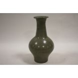 AN ORIENTAL CRACKLE GLAZE CELADON STYLE VASE HEIGHT - 23CM