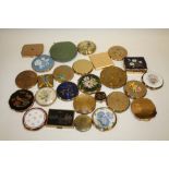 A LARGE QUANTITY OF VINTAGE AND MODERN COMPACTS TO INCLUDE MUSICAL EXAMPLES