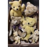 A SMALL QUANTITY OF VINTAGE AND MODERN TEDDY BEARS TO INCLUDE MERRYTHOUGHT AND HERMANN EXAMPLES