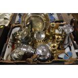A TRAY OF ASSORTED METALWARE TO INCLUDE BRASS CANDLESTICKS, SILVER PLATED TEAPOT, HORN HANDLED JUG