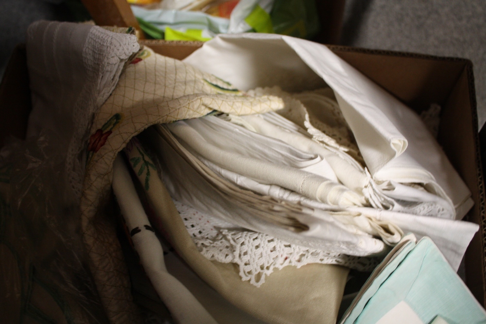 A TRAY OF VINTAGE LINEN TO INCLUDE LACE, HAND EMBROIDERED AND EASTERN STYLE EXAMPLES - Image 3 of 4