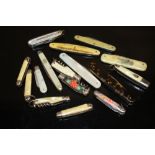 A COLLECTION OF POCKET AND FRUIT KNIVES TO INCLUDE MOTHER OF PEARL HANDLED EXAMPLES (16)