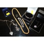 A COLLECTION OF SILVER JEWELLERY ITEMS TO INC A HEART SHAPED LOCKET, A GEM SET BANGLE ETC