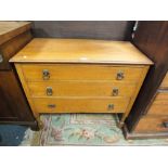 AN OAK 1930'S THREE DRAWER CHEST H-78 CM W-90 CM