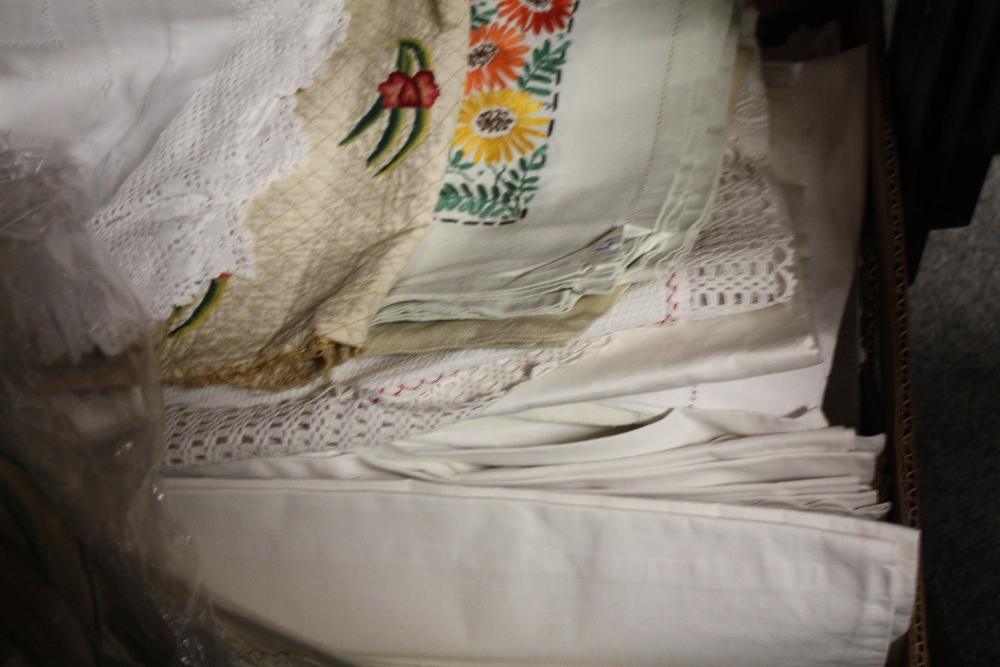 A TRAY OF VINTAGE LINEN TO INCLUDE LACE, HAND EMBROIDERED AND EASTERN STYLE EXAMPLES - Image 2 of 4