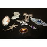 A COLLECTION OF HALLMARKED SILVER AND WHITE METAL BROOCHES TO INCLUDE AN AMETHYST SET EXAMPLE, CAMEO