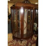 A VINTAGE BOW FRONTED CHINA CABINET W-88 CM