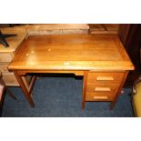 A SMALL VINTAGE OAK SINGLE PEDESTAL DESK H 70 CM, W 105 CM