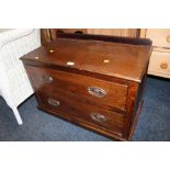 A SMALL OAK TWO DRAWER CHEST H 52 CM, W 75 CM