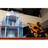 A SELECTION OF CHILDRENS TOYS TO INCLUDE A JCB DIGGER, R/C CARS, FIRE STATION PLAY HOUSE PLUS