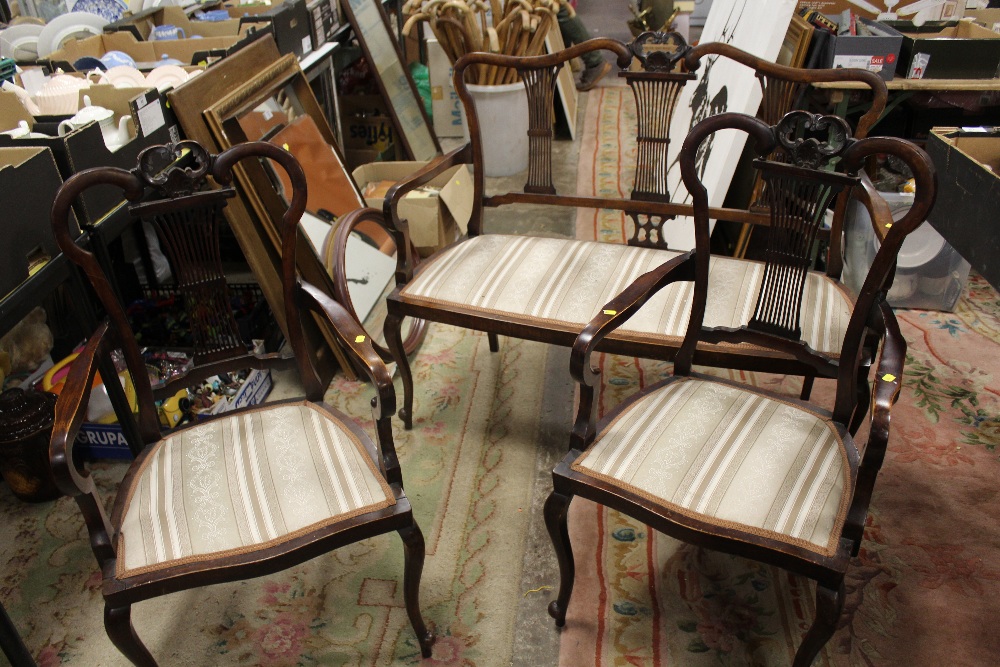 AN ANTIQUE MAHOGANY THREE PIECE PARLOUR SUITE S/D