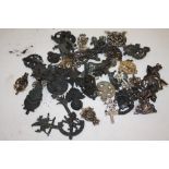 A LARGE QUANTITY OF VINTAGE CAP BADGES A/F