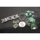 A COLLECTION OF VINTAGE AND ORIENTAL JEWELLERY ITEMS TO INC A CARVED JADE NECKLACE, HONG KONG SILVER