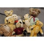 A COLLECTION OF VINTAGE AND MODERN TEDDY BEARS TO INCLUDE STRAW FILLED EXAMPLES