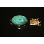 A LARGE POLISHED STONE SET PENDANT CLASP STAMPED 14K, W 3.7 CM, APPROX 18.5 g