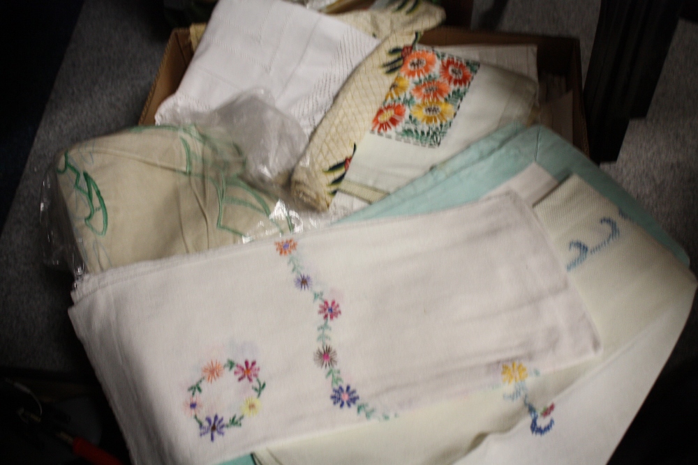 A TRAY OF VINTAGE LINEN TO INCLUDE LACE, HAND EMBROIDERED AND EASTERN STYLE EXAMPLES