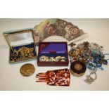 A BOX OF ASSORTED COSTUME JEWELLERY, COMPACTS ETC