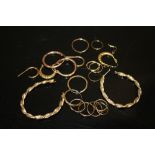 A COLLECTION OF GOLD AND YELLOW METAL HOOP EARRINGS A/F, COMBINED WEIGHT APPROX 9.4 g