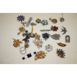 A BAG OF VINTAGE BROOCHES ETC