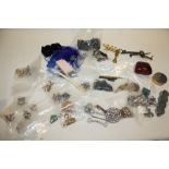 A TRAY OF ASSORTED COSTUME JEWELLERY AND COLLECTABLES ETC TO INCLUDE A PROPELLING PENCIL, SEAL ETC