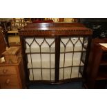 A MAHOGANY GLAZED SERPENTINE FRONTED CHINA CABINET H-133 CM W-121 CM