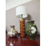A RETRO POTTERY TABLE LAMP WITH SHADE H-59 CM TOGETHER WITH TWO VASES (3)