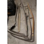 A SELECTION OF VINTAGE FARMING TOOLS TO INCLUDE SCYTHES ETC (6)