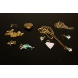 A COLLECTION OF 9CT GOLD AND YELLOW METAL JEWELLERY ITEMS TO INC GEMSET PENDANT & EARRING SET ETC,