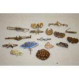 A COLLECTION OF VINTAGE AND ANTIQUE BROOCHES ETC