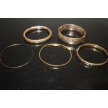 A COLLECTION OF ROLLED GOLD BANGLES ETC (5)