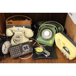 A SELECTION OF RETRO COLLECTABLES TO INCLUDE VINTAGE TELEPHONES, ROBERTS RADIO ETC. (7)