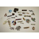 A COLLECTION OF VINTAGE AND ANTIQUE BROOCHES ETC