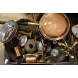 A TRAY OF ASSORTED METALWARE TO INCLUDE A MODERN COMPORT, COPPER, PEWTER ETC.