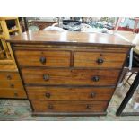 A VICTORIAN MAHOGANY 5 DRAWER CHEST H-117 CM W-122 CM