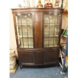 A LARGE ANTIQUE MAHOGANY GLAZED DISPLAY CABINET/BOOKCASE WITH CARVED LATTICE DETAIL H-188 CM W-140
