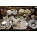 A TRAY OF ASSORTED CERAMICS TO INCLUDE DUCK SHAPED WALL HANGINGS, ROYAL DOULTON BRAMBLY HEDGE