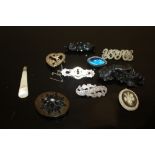 A COLLECTION OF VINTAGE BROOCHES TO INCLUDE HALLMARKED SILVER AND JET EXAMPLES ETC (10)